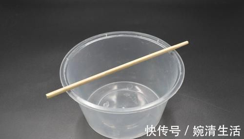 塑料打包盒上穿一根筷子，用途太棒了，解决了很多家庭困扰的烦恼