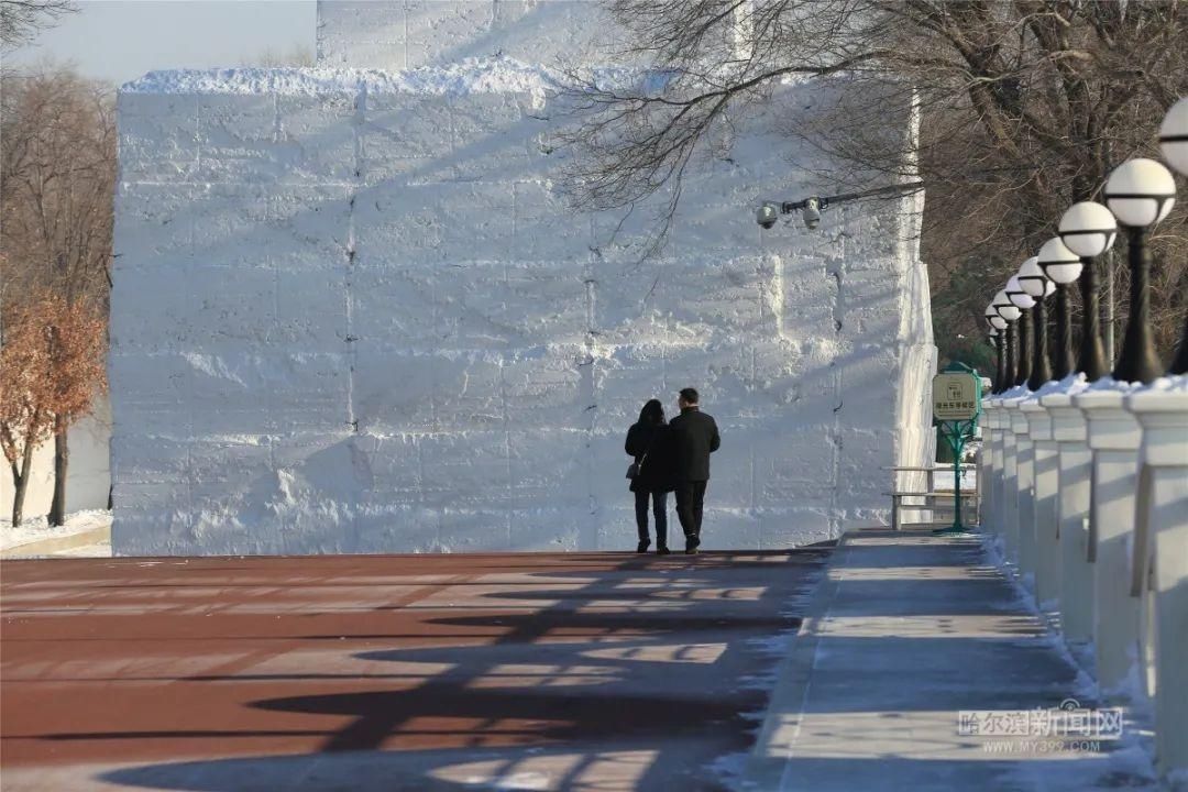 探秘|太阳岛雪博会：还没开雕，堆雪已经很壮观丨手机记者带你探秘