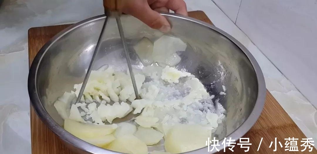 做法|土豆全新做法, 筷子一搅, 做出最好吃的土豆饼, 让你看着就超香吃