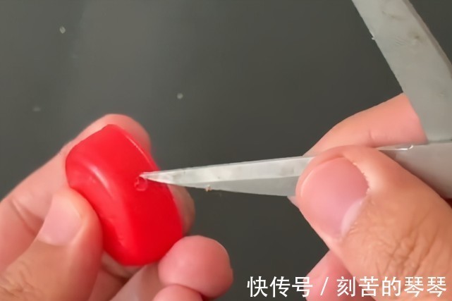 塑料瓶盖上穿1根铁丝，解决了困扰大家的难题，做10个都不够用