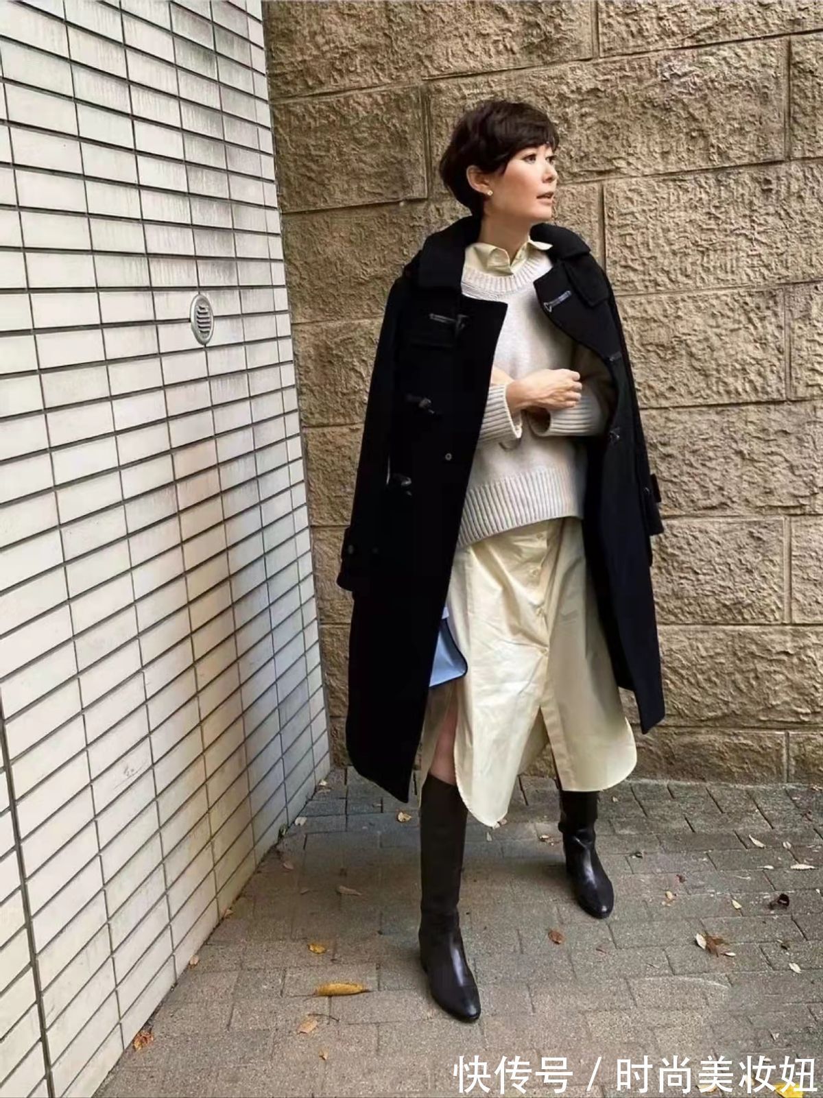 风衣 50岁女人穿衣越简单越高级,分享日本主妇穿搭,照穿优雅大气