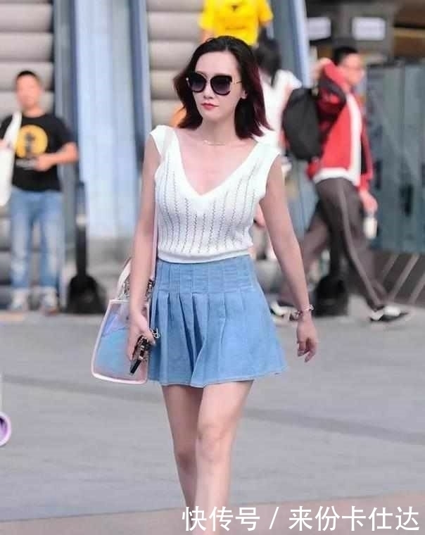 美女|街拍:美女一身咖色套装,精致的造型,体现出心情的舒爽自信!