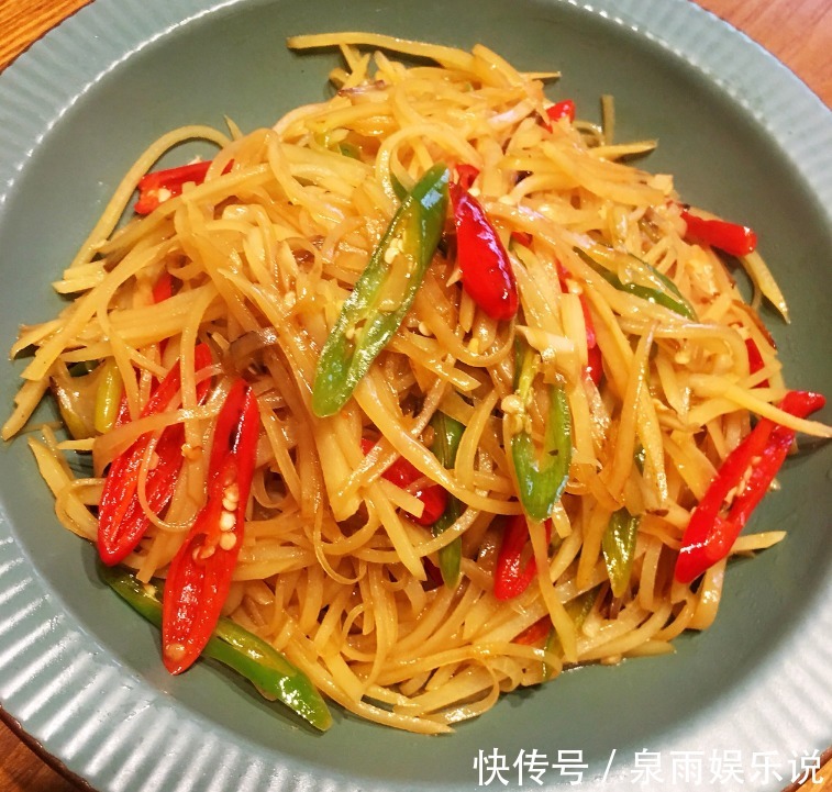 酸辣土豆丝|炒土豆丝,有人先放醋,有人后放醋放对了时间,更脆爽更入味