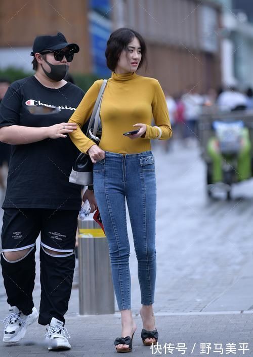 搭配 高领打底衫，搭配蓝色裤子，简单的衣服搭配起来也很好看