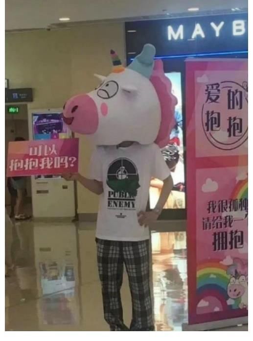 王一博早年活动无人识，现在粉丝看到牌子上的6个字，肠子都悔青