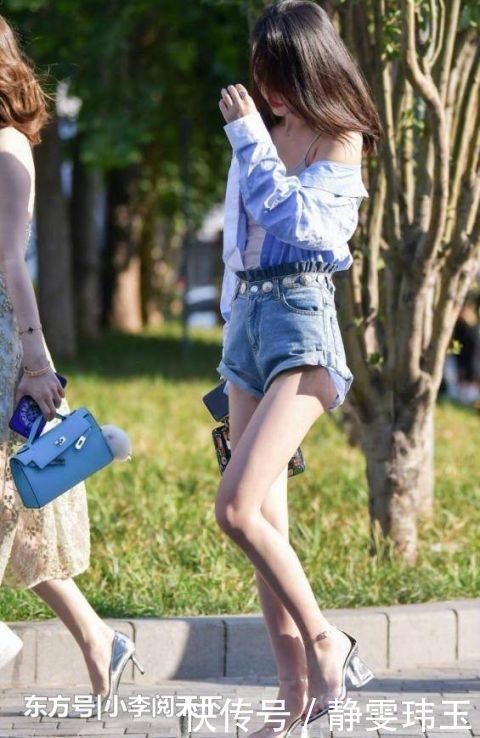 美女衬衫配热裤,大长腿抢镜,塞进短裤的衣角漏出来略显尴尬