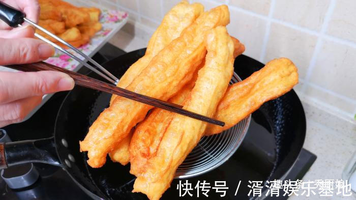 炸油条|炸油条时，用酵母、泡打粉都不对！教你正确做法，油条金黄又酥脆