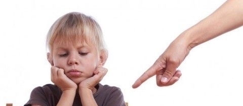 父亲拍孩子赖床视频,传至家庭群,孩子被激怒顺手拿起了剪刀