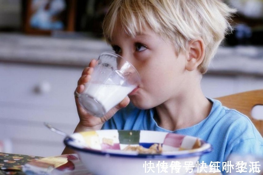 喝牛奶|别让“饱睡”偷走了孩子的身高,睡前喝牛奶,反而让娃长不高