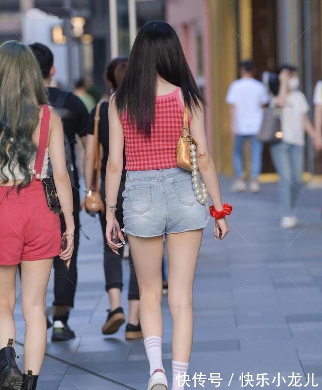 牛仔短裤 方格上衣与牛仔短裤搭配,轻松营造青春洋溢的时尚造型