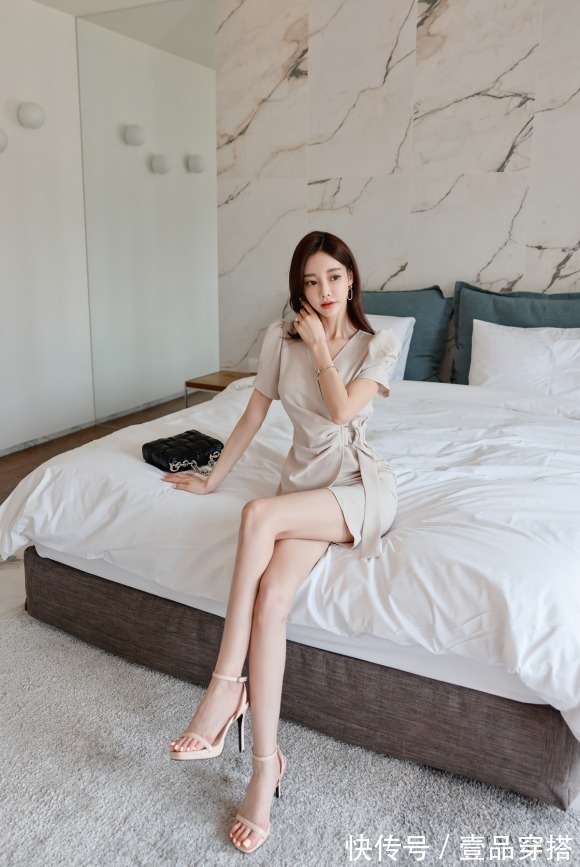 女神孙允珠高清时尚搭配：奶油香芋雅致淡咖拿铁西装裙