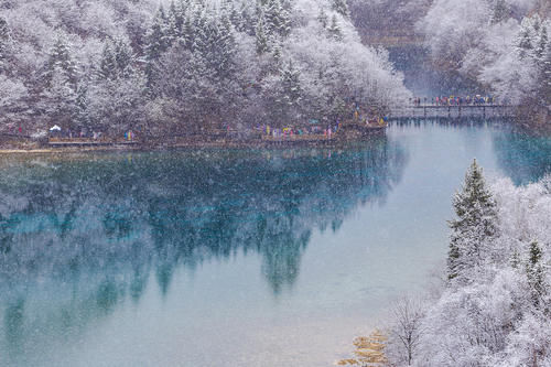 九寨沟迎来春雪 蓝白呼应造就梦幻冰雪世界