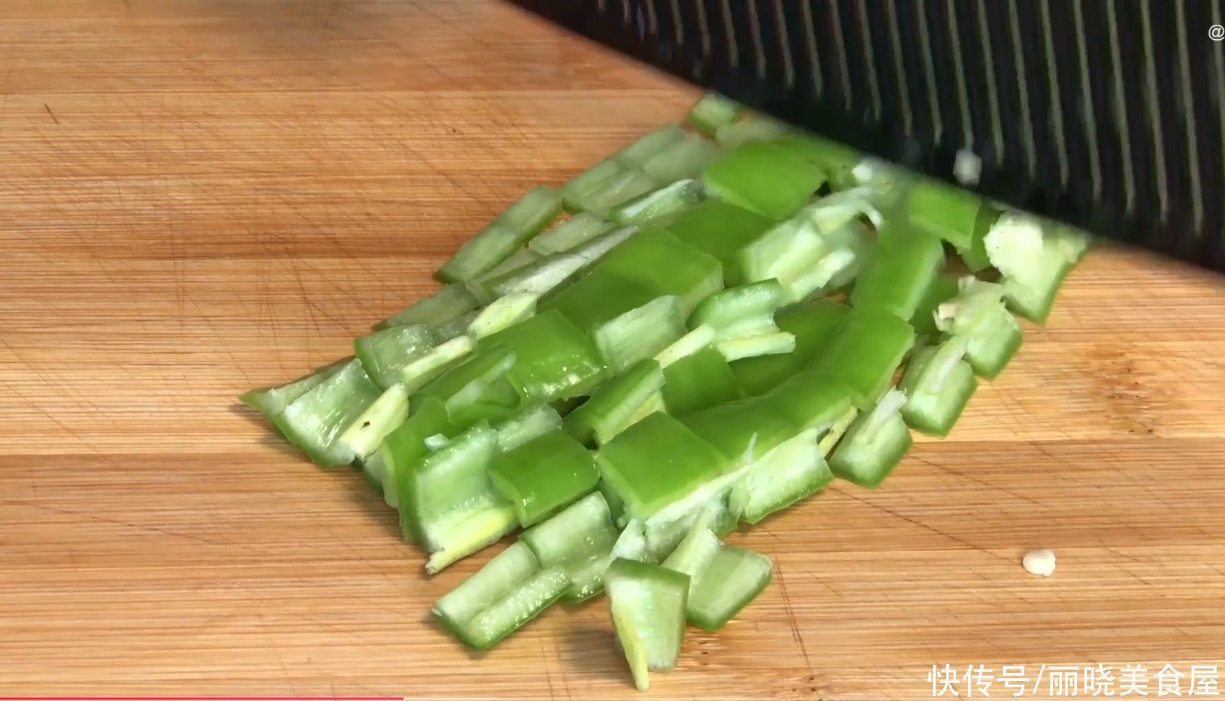 不管煎什么鱼，切记不要直接下锅，教你一招，不粘锅不掉皮