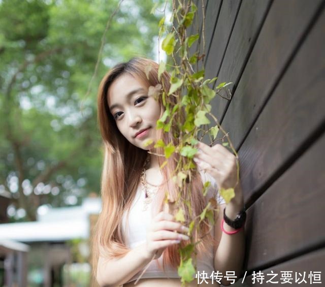 美女|小美女露脐装搭配牛仔短裤 美丽中带着一丝青涩！
