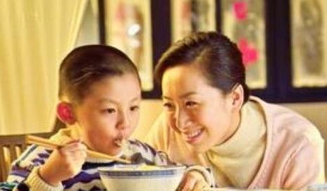 孩子|3岁孙女被鱼刺卡住嗓子,奶奶迅速的反应,被医生赞扬书没白读