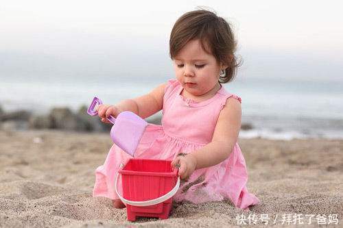 沙子|妈妈带宝宝来玩沙子,宝宝全程脚不沾地!网友:萌娃从小就有洁癖