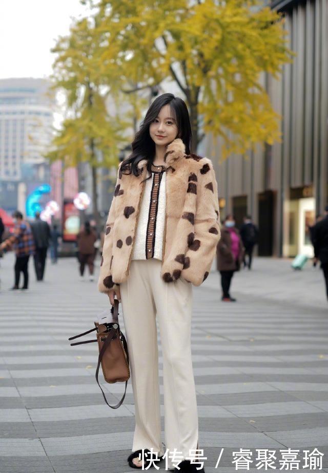 时髦|今年不流行穿大衣了,这才是冬季正确打开方式,保暖时髦还显气质