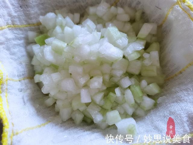 试试我这个馅料的包子，冬瓜粒粒分明，肉香味美让你食欲大开