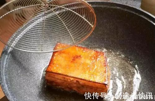 扣肉别再用油炸了，教你一种新做法，肉烂味香，连大厨都夸赞我