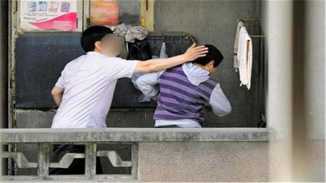 母亲|4岁女孩没照顾好弟弟,遭暴躁母亲打骂,生前只留下2个字抱抱