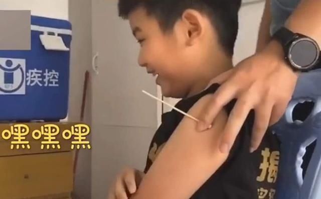 家长们|熊孩子打针笑着说不疼,护士一句话让他瞬间变脸,网友高兴早了