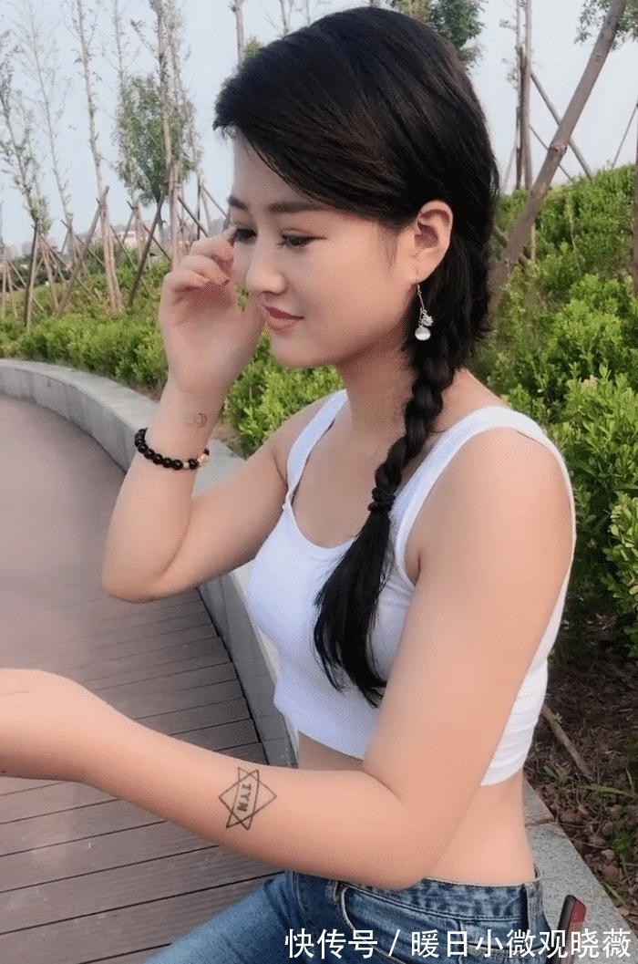 睫毛|麻花辫美女,睫毛忽闪忽闪,坐在街边等谁呢?