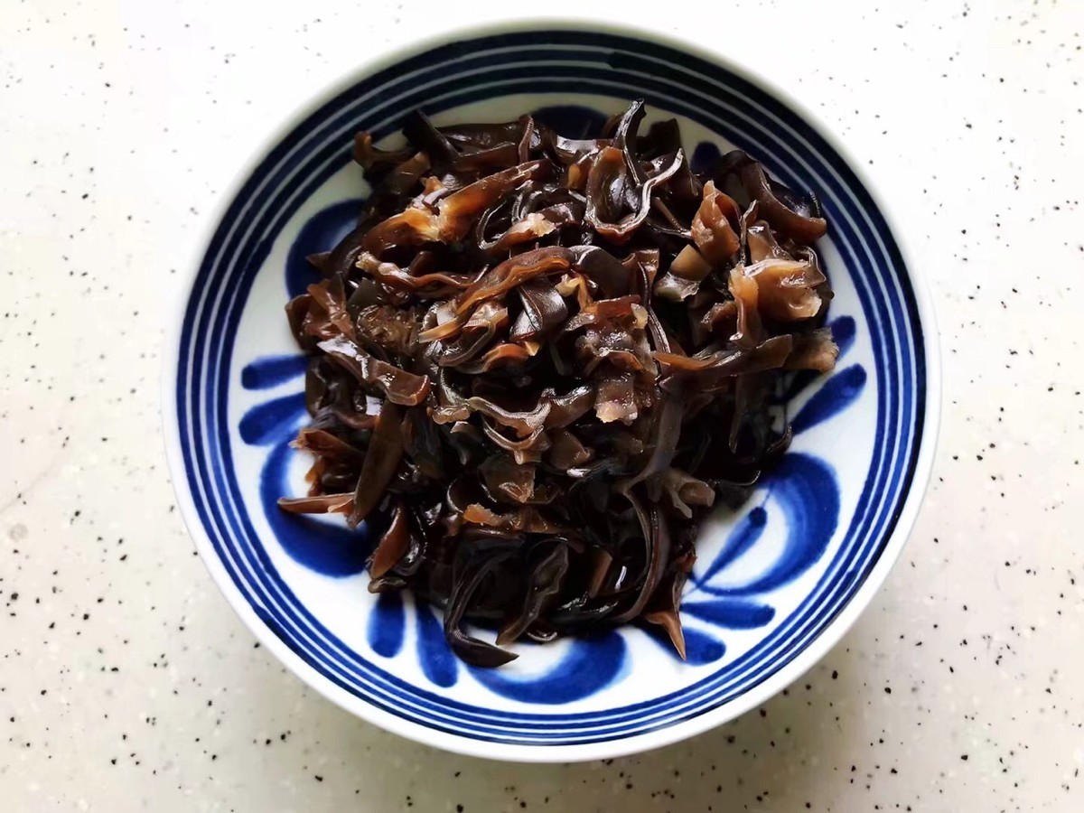 家常小炒胡萝卜木耳炒鸡丝，10分钟就做好，简单快手，鲜美可口