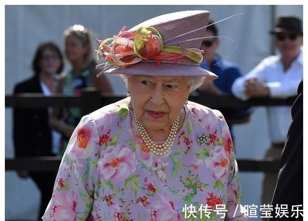 大红唇 伊丽莎白又开始打扮了!蓝色印花裙涂着大红唇营业,这是95岁吗?
