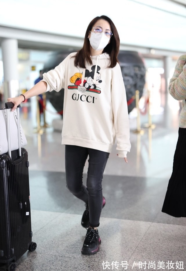 大长腿|霍汶希气质全开了,一身同色系搭配高级霸气,气场不输马伊琍