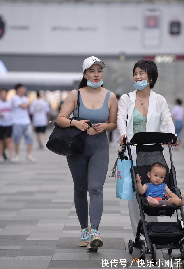 女人味 时尚又耀眼的鲨鱼裤更具时尚女人味，尽显美女端庄气质