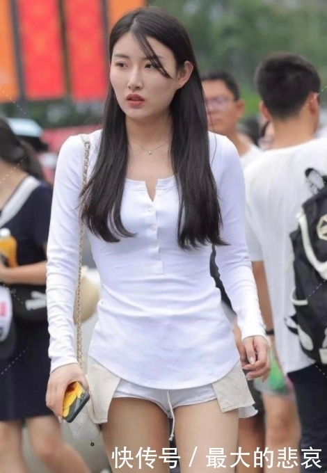 简洁|白T恤配牛仔短裤,简洁干练,潇洒自信