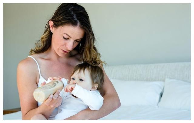 用喂奶来哄宝宝睡觉，看似有用，但其实对孩子伤害很大