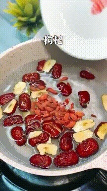 |搞笑GIF趣图：凉皮加凉面，据说吃起来很爽的感觉