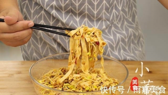 搅拌均匀|豆皮不要再凉拌了,加1块肉,1把豆芽,香辣开胃又下饭
