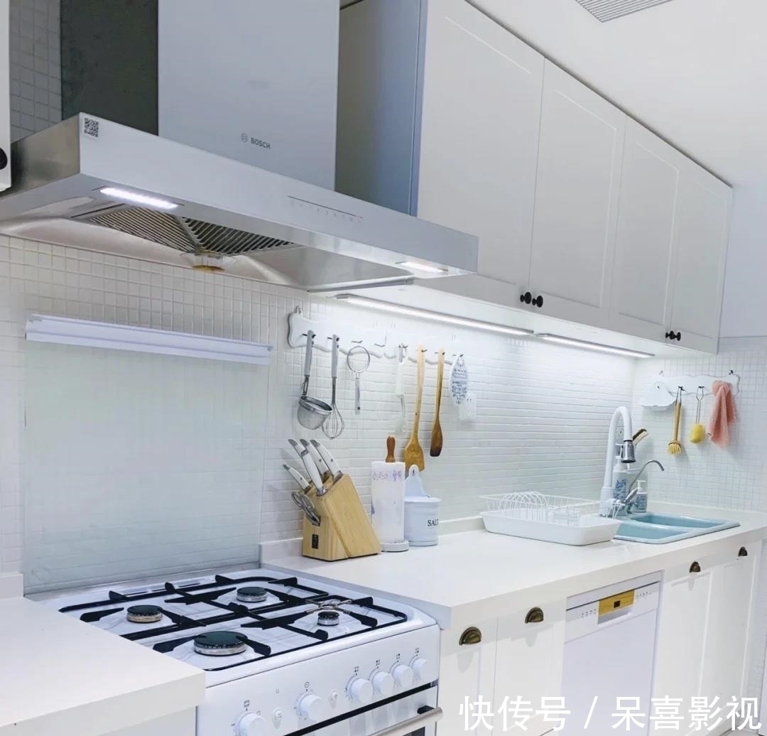 浴室柜|参观了这个家,才明白什么叫高雅,全屋大白墙,竞没有一丝的俗气