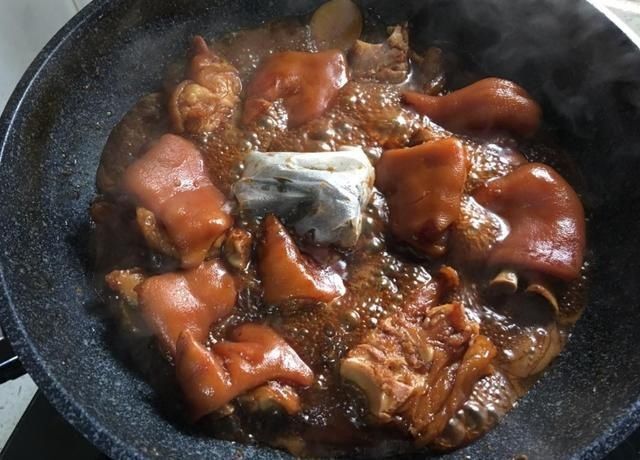 高压锅|老妈炖的“猪蹄”，不用高压锅，只需一招，软烂入味不油腻
