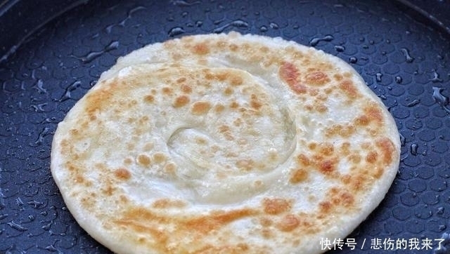 家常烙饼做法,外酥内软又筋道,比油条健康,学会可以出门摆摊了