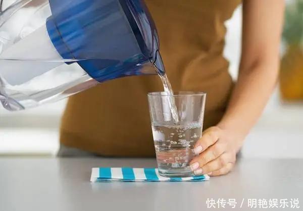 晨起第1杯水这样喝，或会毁肾致癌！别让身体栽倒在喝水上