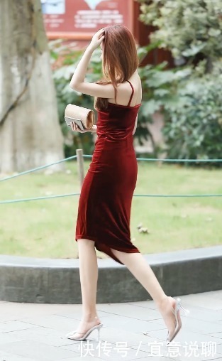 红色绸缎吊带长裙,展示姑娘独一无二的美,好气质这样就够了