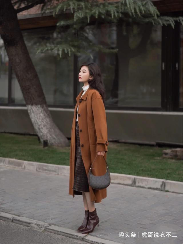 时尚博主 初冬穿大地色系才优雅，时尚博主私服穿搭示范，轻松提升品味