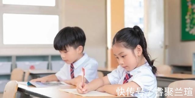 容嬷嬷&初中生独创“容嬷嬷字体”,每一笔都像针扎,老师看着就感觉疼