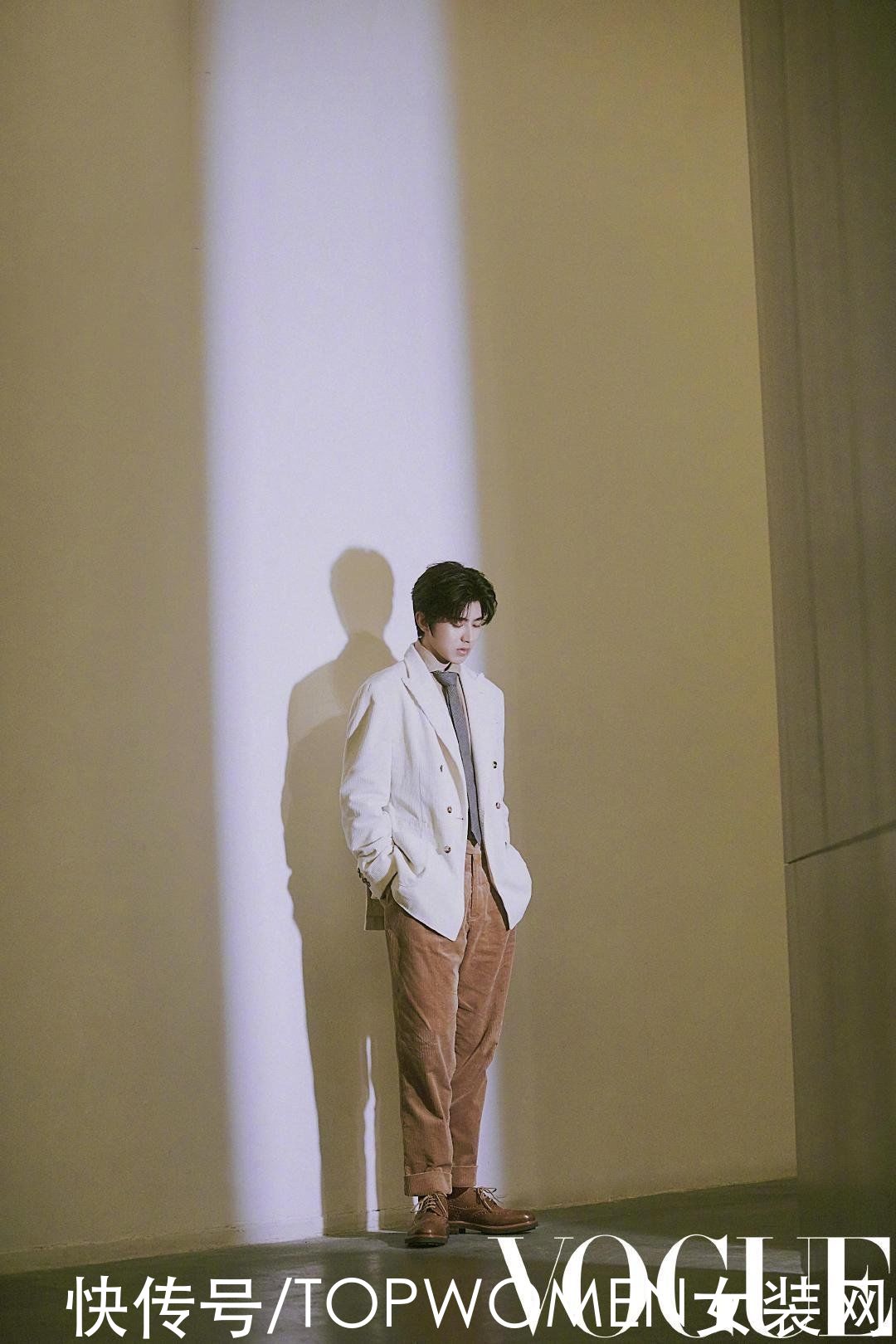 谁说灯芯绒显胖？这几套私服搭配搭的复古又高级，这时髦感超吸睛