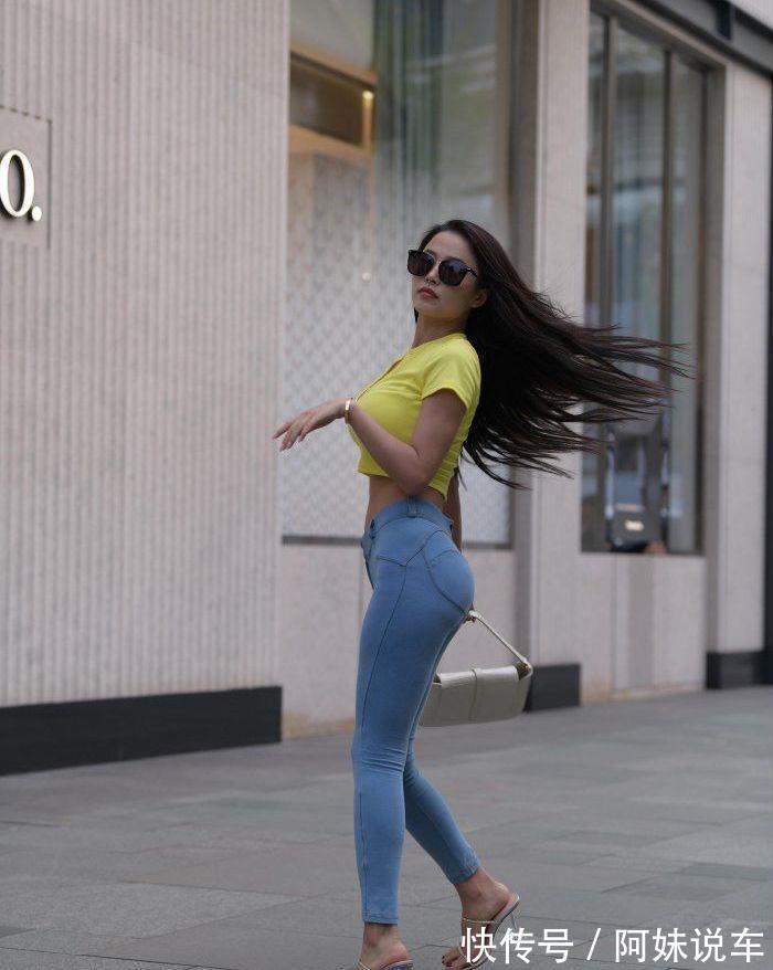 雪纺 美女脚上搭配一双高跟鞋,整体的色调看起来很协调又不会单调