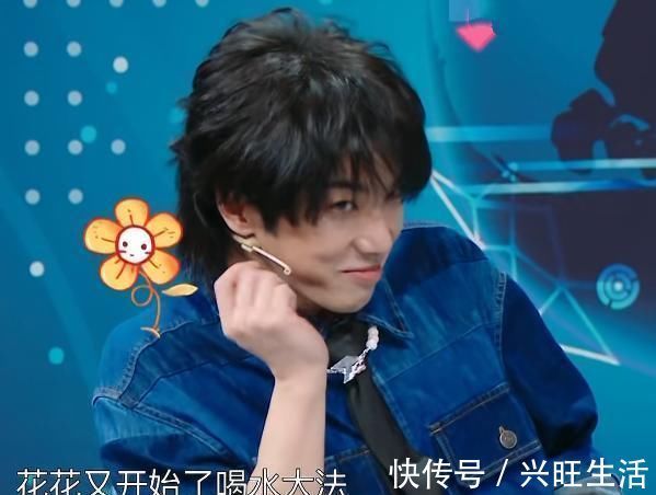 为什么华晨宇的肩膀上总有朵花?镜头放大20倍,网友:用心了