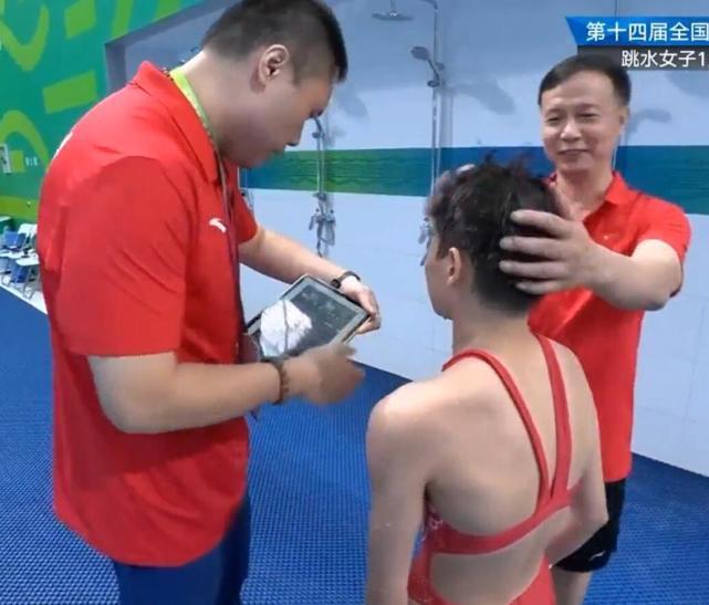 教练|父女情深!全红婵夺冠后,谁注意教练的举动:不是父女胜似父女