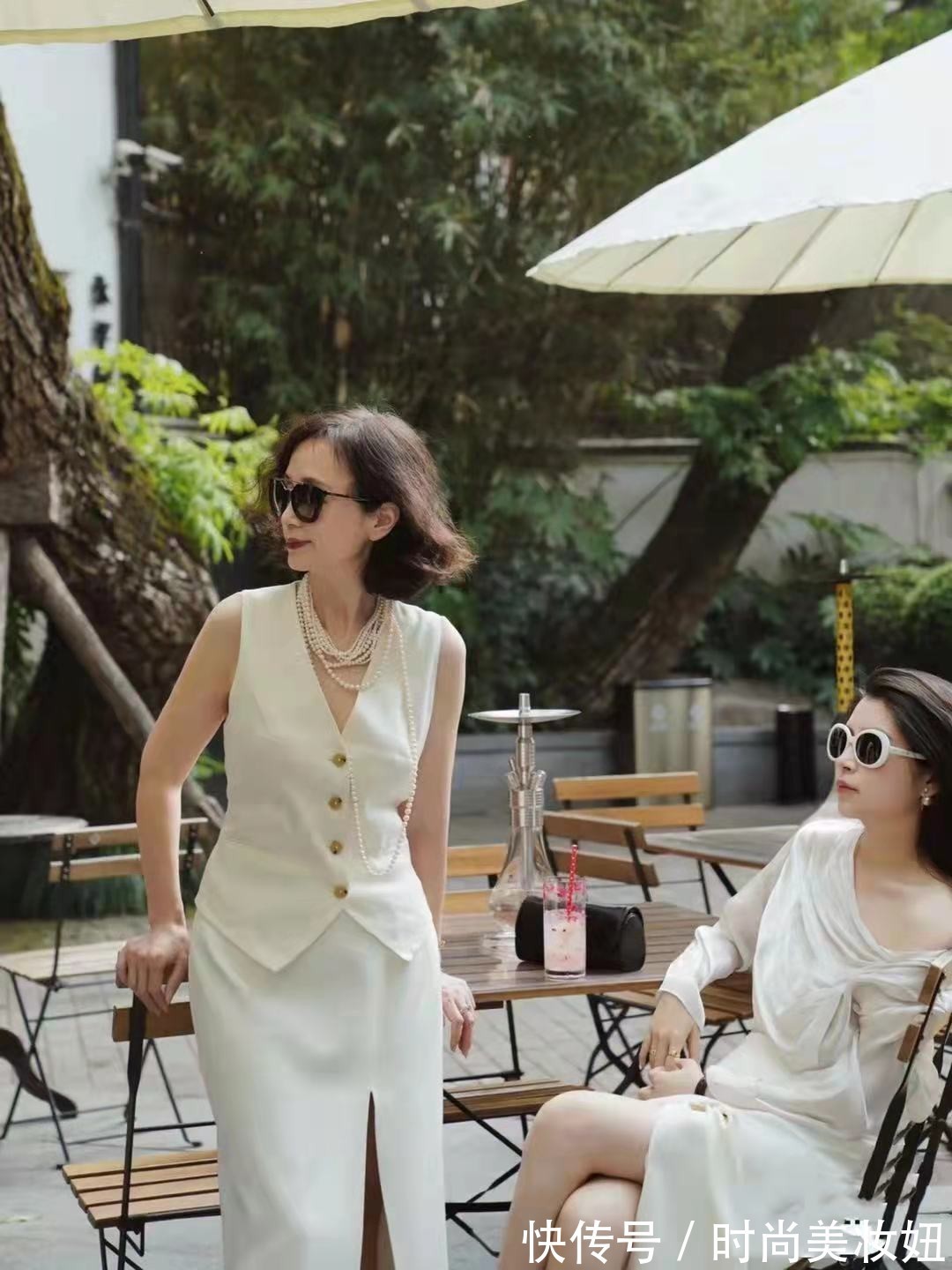 长筒裤|女人无论什么年龄，都适合的“纯色系”法则，干净高级还减龄