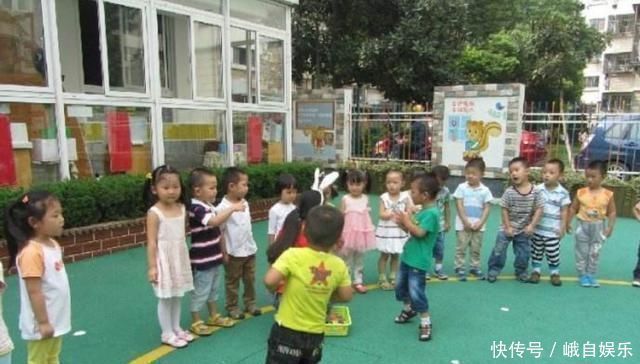 萌娃|幼儿园老师手滑，把孩子上厕所照片发家长群，家长退学