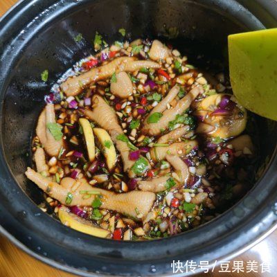 酸辣鸡爪走起，简单又好吃，吃货来收藏哦