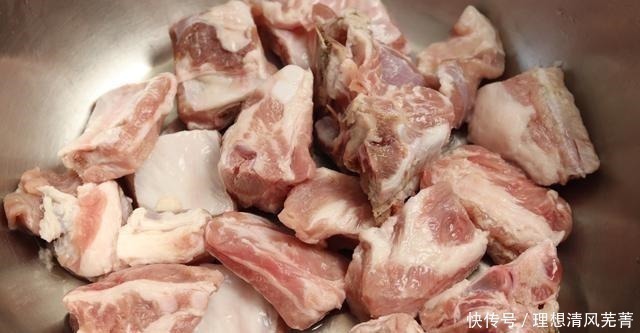 买排骨别挑肉多的,肉贩子教你5个妙招,轻松选出新鲜美味好排骨