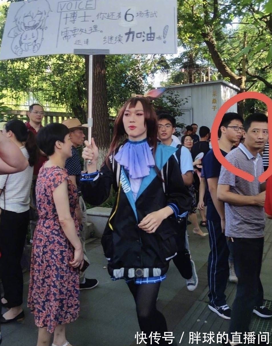 up主|家长只会撕C服砸手办?这群妈妈却陪孩子玩二次元,网友都酸了!